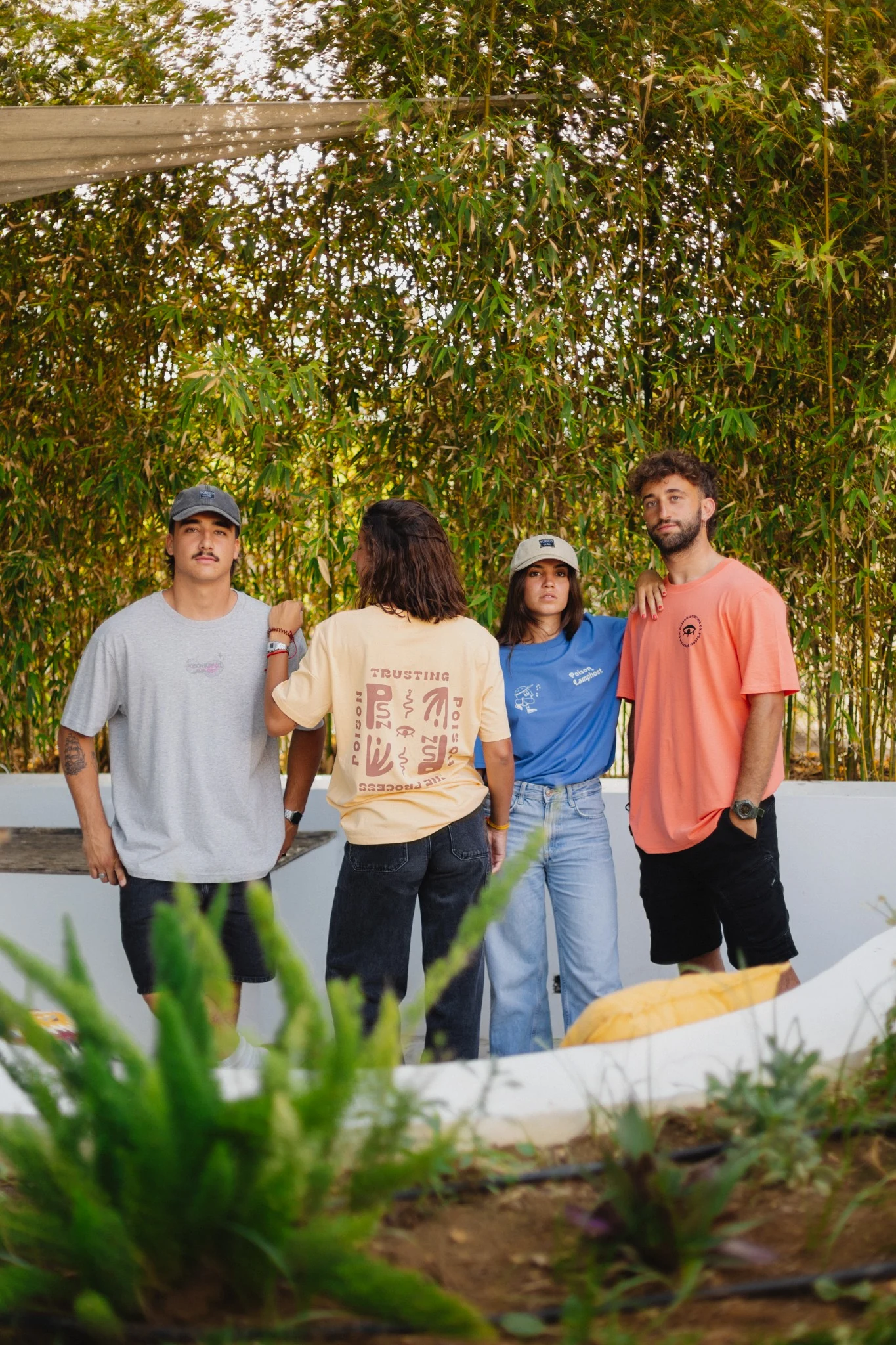Campaña editorial de Poison Atelier con cuatro personas vistiendo prendas de la marca