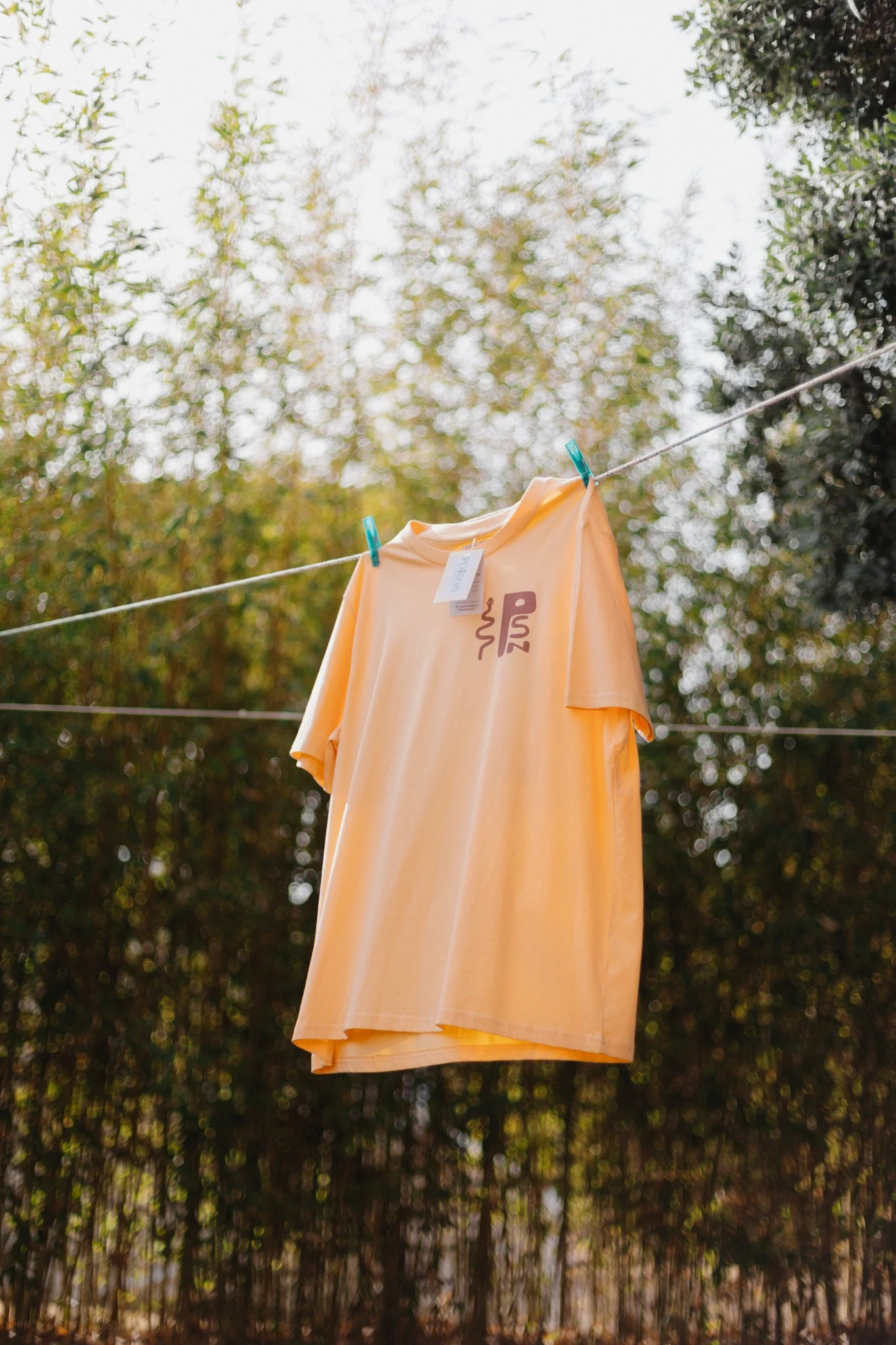 Camiseta Poison Atelier fotografiada en exterior