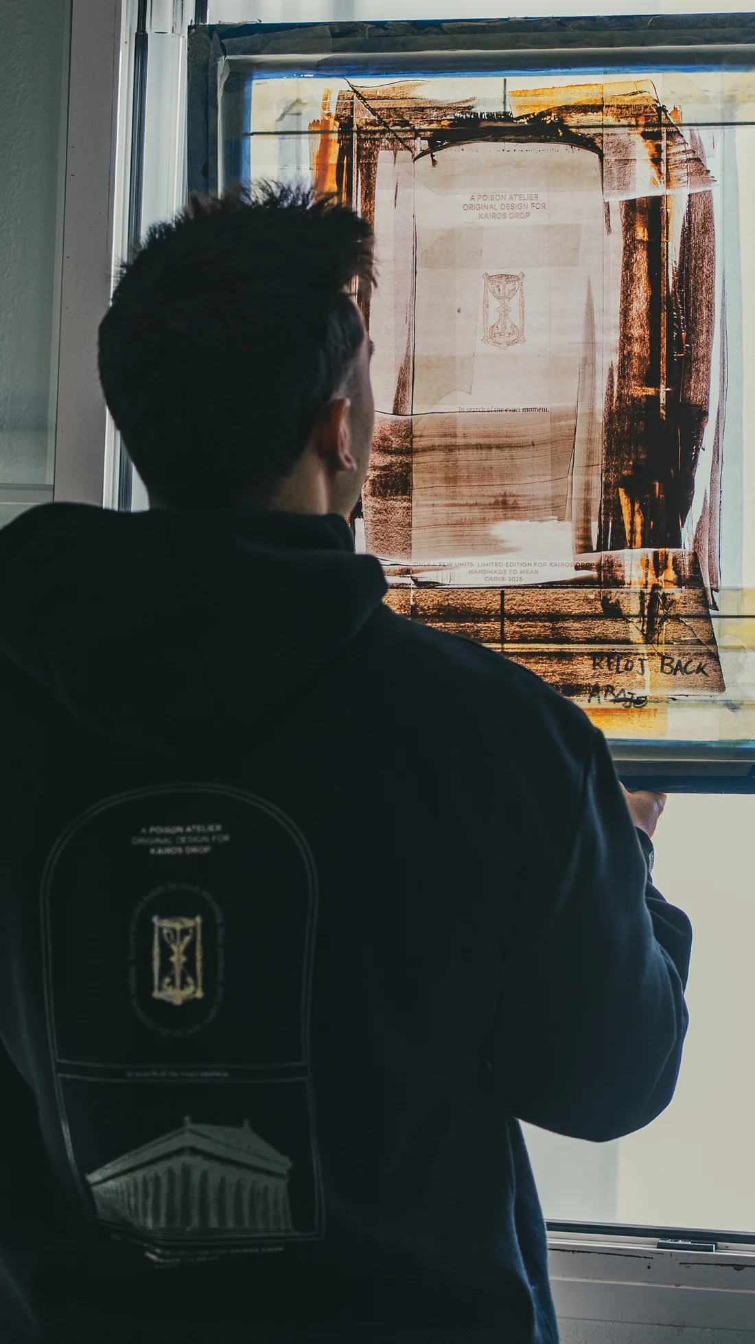 Preparación de una pantalla con arte gráfico de Poison Atelier